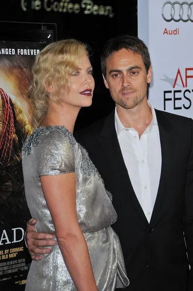 Charlize theron i stuart townsend — Zdjęcie stockowe