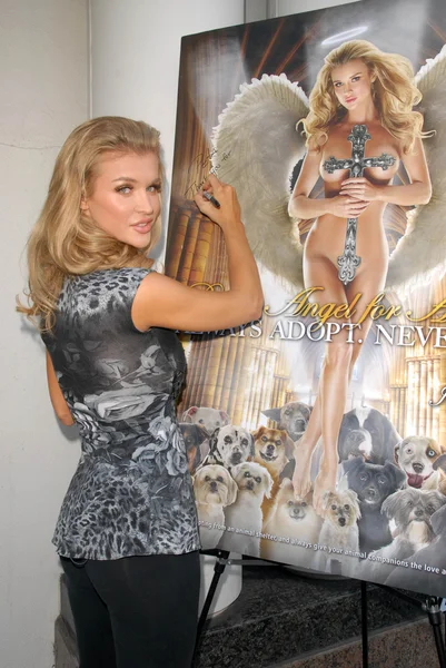 Joanna Krupa revela seu "Angelic Side" em PETA Ad, Westside Pavilion, Los Angeles, CA. 12-01-09 — Fotografia de Stock