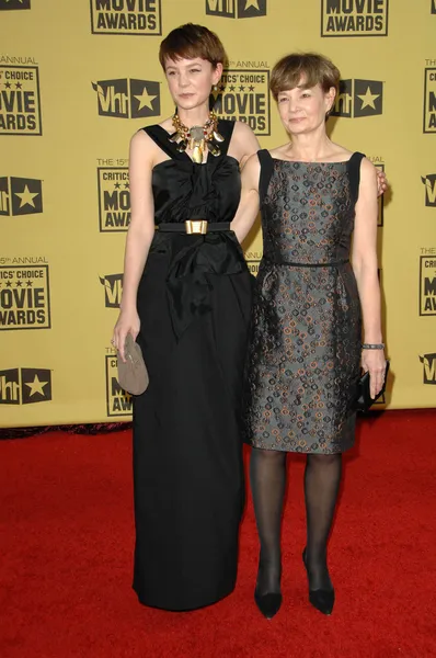 Carey Mulligan and Her Mother at the 15th Annual Critic's Choice Awards, Hollywood Palladium, Hollywood, CA. 01-15-10 — Stock Photo, Image