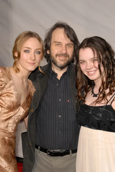 Saoirse ronan und peter jackson und seine tochter — Stockfoto