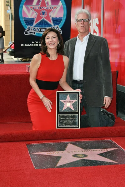 Mary Steenburgen with Ted Danson at the induction ceremony for Mary Steenburgen into the Hollywood Walk of Fame, Hollywood Blvd., Hollywood. CA. 12-16-09 — Stock Photo, Image