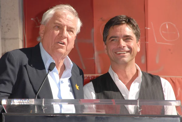 Garry marshall och john stamos vid induktion ceremonin av john stamos in hollywood walk berömmelse, hollywood blvd., hollywood, ca. 11-16-09 — Stockfoto