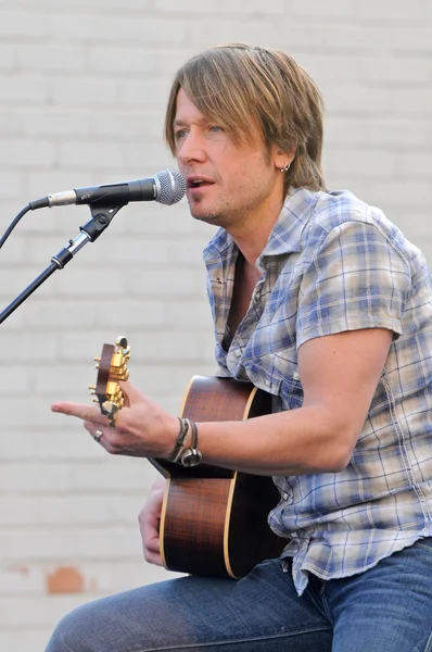 Keith urban op een gratis akoestische concert door keith urban, gesponsord door verizon wireless en samsung mobiel, verizon draadloze winkel, pasadena, ca. 11-21-09 — Stockfoto