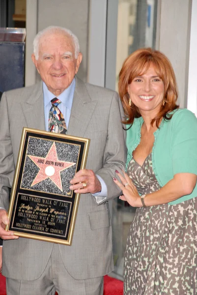 Juiz Joseph A. Wapner e Juiz Marilyn Milian — Fotografia de Stock