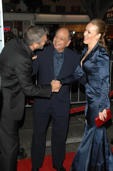 George Clooney, Cheech Marin and wife Natasha Rubin at the "Up In The Air" Los Angeles Premiere, Mann Village Theatre, Westwood, CA. 11-30-09 — Stock Photo, Image