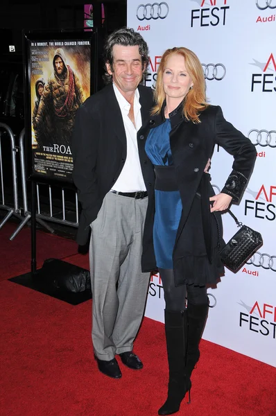 Alan Rosenberg y Marg Helgenberger en el AFI Fest Proyección de The Road, Chinese Theater, Hollywood, CA. 11-04-09 — Foto de Stock