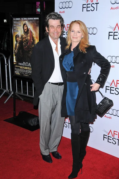 Alan rosenberg und marg helgenberger beim afi fest screening of the road, chinesisches theater, hollywood, ca. 09-04-11 — Stockfoto