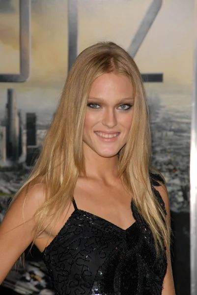 Erin urb op de première van ' 2012,"regent bioscopen l.a. live, los angeles, ca. 11-3-09 — Stockfoto