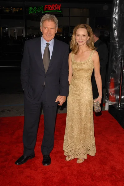 Harrison ford och calista flockhart på "extraordinära åtgärder" los angeles premiären, kinesiska theater, hollywood, ca. 01-19-10 — Stockfoto