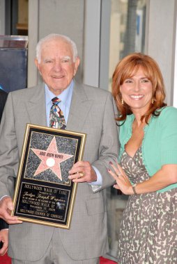 Yargıç Joseph A. Wapner ve yargıç Marilyn Milian Yargıç Joseph A.Wapner içine Hollywood Walk of Fame, indüksiyon törenle Hollywood, Ca. 11-12-09