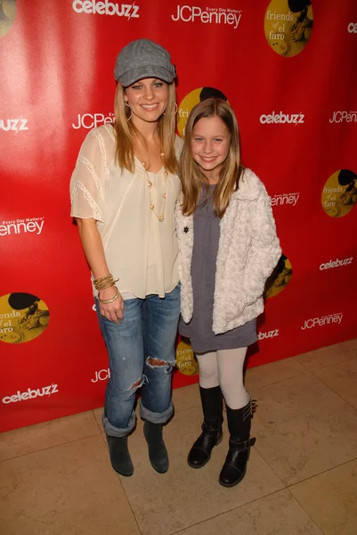 Candace cameron bure och dotter på glädjen i att ge holiday provsmakning och träd putsning presenteras av jcpenney, fyra jularna & celebuzz, sunset tower Hotell, west hollywood, ca. 12-15-09 — Stockfoto