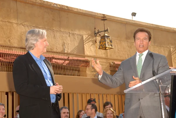 James Cameron and Arnold Schwarzenegger at the induction ceremony for James Cameron into the Hollywood Walk of Fame, Hollywood Blvd, Hollywood, CA. 12-18-09 — Stockfoto