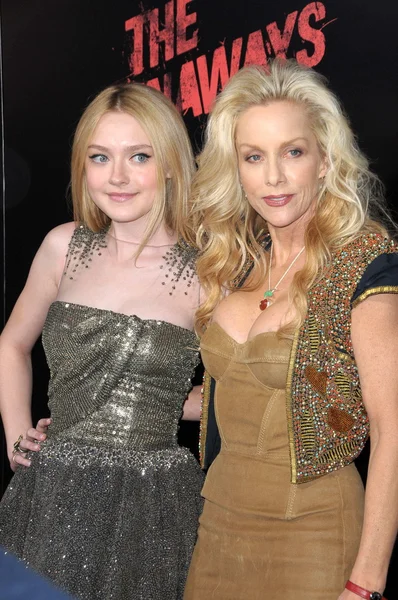 Dakota Fanning and Cherie Currie — 스톡 사진