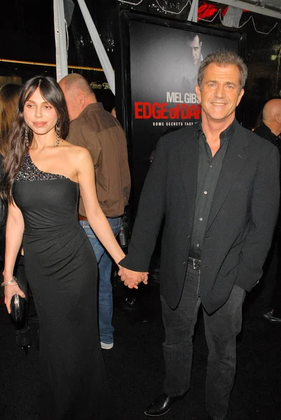 Mel Gibson y Oksana Grigorieva en el "Edge Of Darkness" Los Angeles Premiere, Chinese Theater, Hollywood, CA. 01-26-10 — Foto de Stock