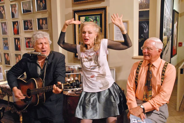 Smokey Miles performs for Julie Newmar and her brother — Stock Photo, Image