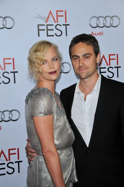 Charlize Theron and Stuart Townsend — Stock Photo, Image
