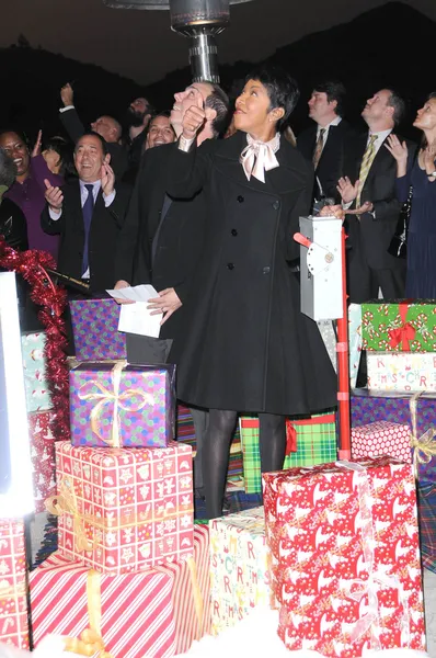 Natalie cole at the capitol records 'roof christtree lighting, capital records, hollywood, ca. 19.11.2009 — Stockfoto