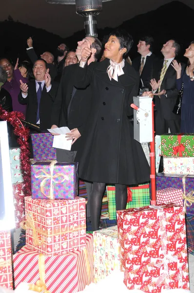 Natalie Cole no Capitol Records 'Rooftop Christmas Tree Lighting, Capital Records, Hollywood, CA. 11-19-09 — Fotografia de Stock