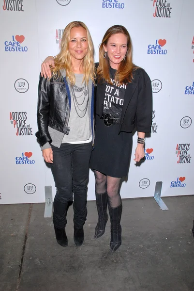 Maria Bello e Diane Lane no evento Artistas pela Paz e Justiça "Artistas pelo Haiti", Track 16 Gallery, Santa Monica, CA. 01-28-10 — Fotografia de Stock