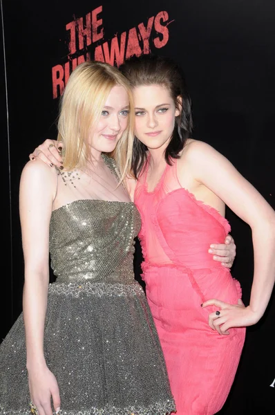 Dakota Fanning a Kristen Stewart na "útěku" Los Angeles Premiere, Cinerama Dome, Hollywood, CA. 03-11-10 — Stock fotografie