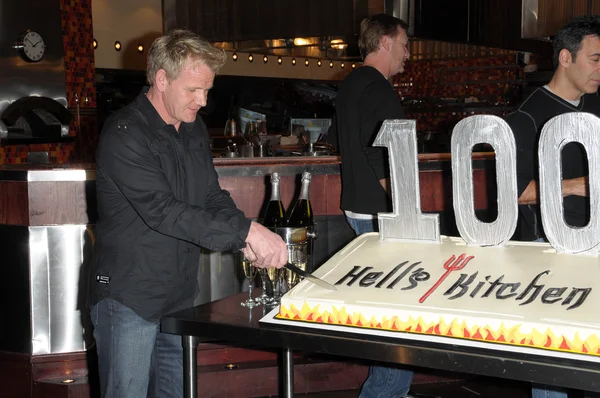 Gordon Ramsay en la celebración del episodio 100 de Hell 's Kitchen, Hell' s Kitchen Set, Culver City, CA. 02-19-10 —  Fotos de Stock