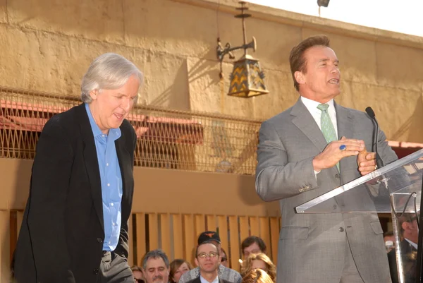 James Cameron e Arnold Schwarzenegger alla cerimonia di induzione per James Cameron nella Hollywood Walk of Fame, Hollywood Blvd, Hollywood, CA. 12-18-09 — Foto Stock