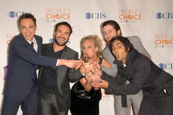 Jim Parsons, Johnny Galecki, Kaley Cuoco, Simon Helberg\r\nat the Press Room for the 2010 's Choice Awards, Nokia Theater L.A. Live, Los Angeles, CA. 01-06-10 — Stockfoto