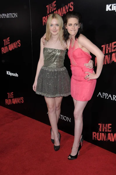 Dakota fläktning och Kristen Stewart på "The Runaways" Los Angeles Premiere, Cinerama Dome, Hollywood, ca. 03-11-10 — Stockfoto