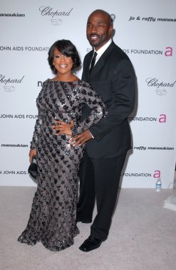 18 yıllık Elton John Niecy Nash'e AIDS Vakfı Oscar görüntüleme parti, Pasifik Tasarım Merkezi, West Hollywood, Ca. 03-07-10