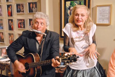 julie newmar ve Smokey km