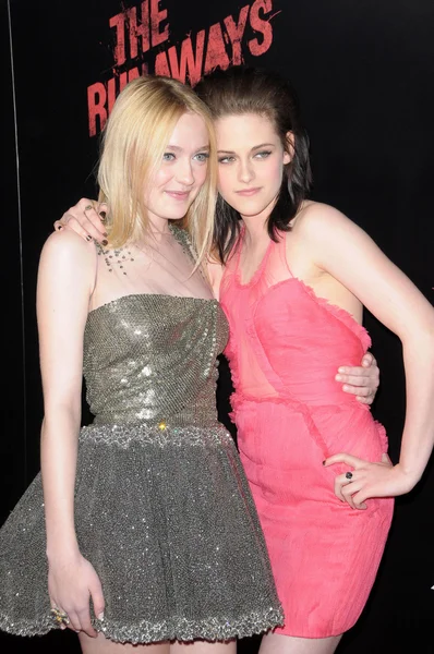 Dakota Fanning e Kristen Stewart a "The Runaways" Los Angeles Premiere, Cinerama Dome, Hollywood, CA. 03-11-10 — Foto Stock