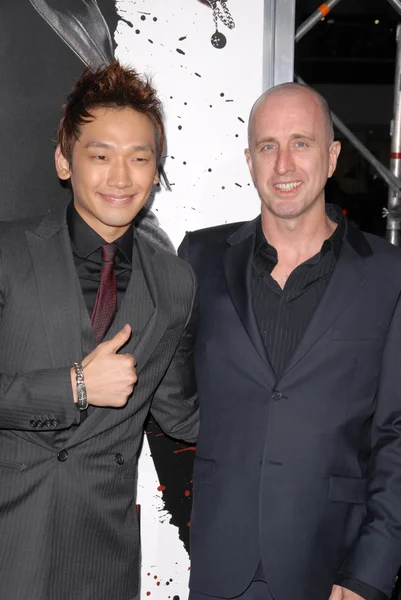 Regn Raizo och James Mcteigue på Los Angeles Premiär av "Ninja lönnmördare," kinesiska Theater, Hollywood, Ca. 11-19-09 — Stockfoto