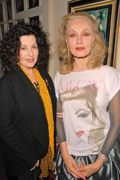 Julie Newmar with the artist Olivia De Berardinis EXCLUSIVE — Stock Photo, Image