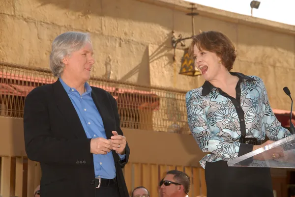 James Cameron and Sigourney Weaver at the induction ceremony for James Cameron into the Hollywood Walk of Fame, Hollywood Blvd, Hollywood, CA. 12-18-09 — Stok fotoğraf
