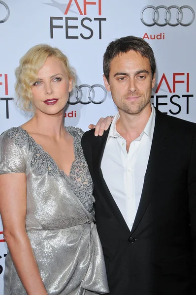 Charlize theron och stuart townsend — Stockfoto