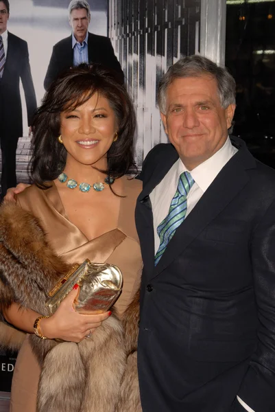 Les moonves und wife julie chen bei der "außergewöhnlichen maßnahmen" los angeles premiere, chinesisches theater, hollywood, ca. 19.01. — Stockfoto