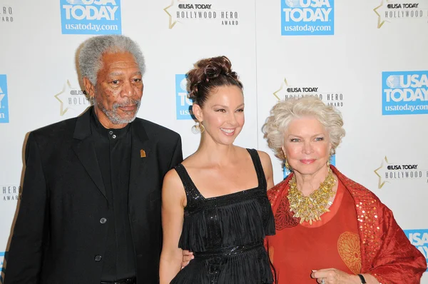 Morgan Freeman and Ashley Judd and Ellen Burstyn at the USA Today Hollywood Hero Gala honoring Ashley Judd, Montage Hotel, Beverly Hills, CA. 11-10-09 — Stock Photo, Image