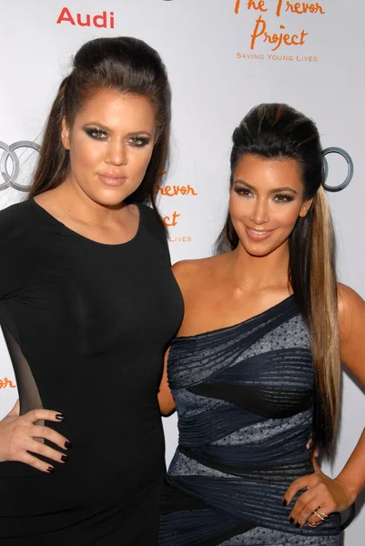 Khloe Kardashian and Kim Kardashian at The Trevor Project's 12th Annual Cracked Christmas, Wiltern Theater, Los Angeles, CA. 12-06-09 — Stock Photo, Image