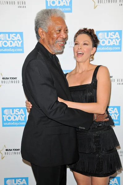 Morgan Freeman e Ashley Judd no USA Today Hollywood Hero Gala homenageando Ashley Judd, Montage Hotel, Beverly Hills, CA. 11-10-09 — Fotografia de Stock