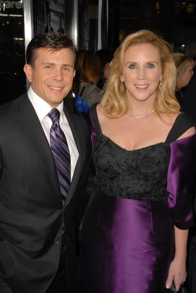 John Crowley und seine Frau Eileenat die "außerordentliche Maßnahmen" Los Angeles Premiere, chinese Theater, Hollywood, ca. 19.01.10 — Stockfoto