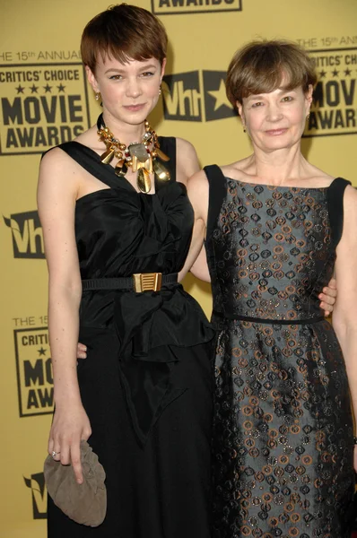 Carey Mulligan e sua mãe no 15th Annual Critic 's Choice Awards, Hollywood Palladium, Hollywood, CA. 01-15-10 — Fotografia de Stock