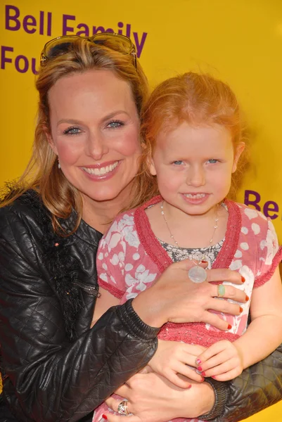 Melora Hardin and daughters Piper at the 2009 PS Arts "Express Yourself" Creative Arts Fair, Barker Hanger, Santa Monica, CA. 11-15-09 — Stock Photo, Image