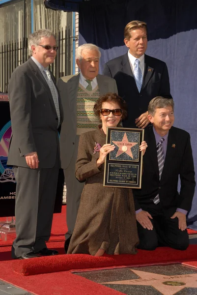 Leslie Caron unveils her star at the star ceremoney for Leslie Caron into the Hollywood Walk of Fame, Hollywood, CA. 12-08-09 — Stockfoto