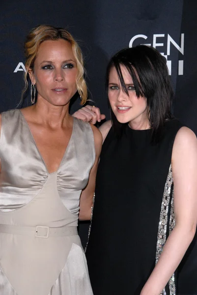 Maria Bello e Kristen Stewart no "The Yellow Handkerchief" Los Angeles Premiere, Pacific Design Center, West Hollywood, CA. 02-18-10 — Fotografia de Stock