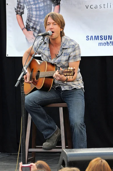 Keith Urban at a free acoustic concert by Keith Urban, sponsored by Verizon Wireless and Samsung Mobile, Verizon Wireless Store, Pasadena, CA. 11-21-09 — Stock Photo, Image