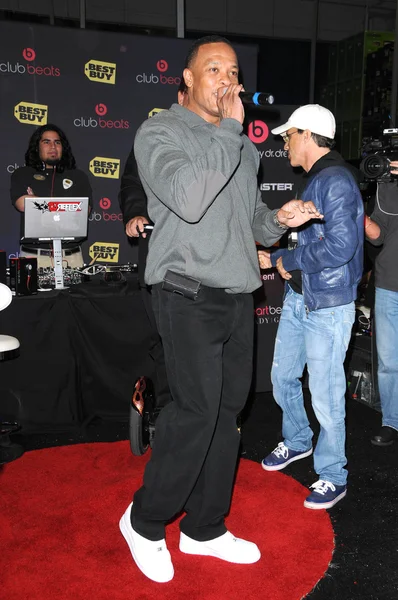 Dr. Dre bij een ondertekening voor de cd "The Fame Monster," Best Buy, Los Angeles, ca. 11-23-09 — Stockfoto