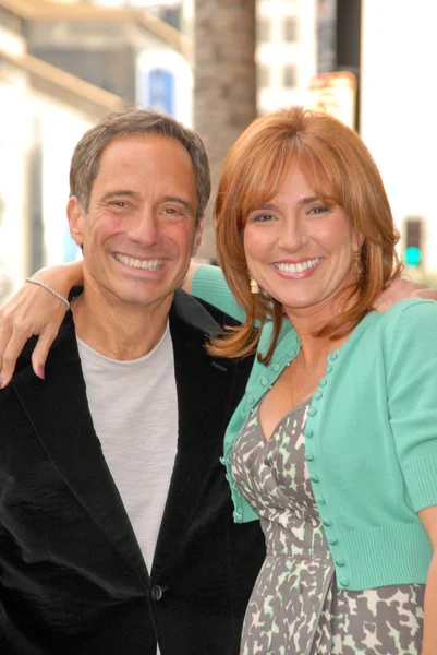 Harvey Levin e a juíza Marilyn Milian na cerimônia de indução do juiz Joseph A. Wapner na Calçada da Fama de Hollywood, Hollywood, CA. 11-12-09 — Fotografia de Stock