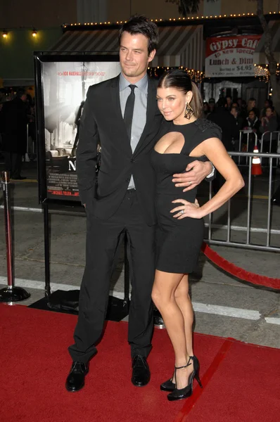 Josh duhamel und stacy ferguson bei der "nine" los angeles premiere, mann village theater, westwood, ca. 09-12 — Stockfoto