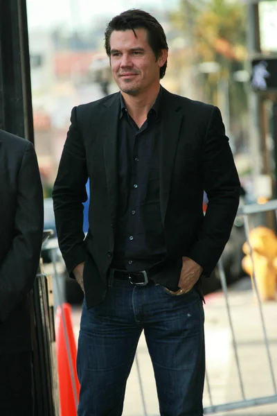 Josh Brolin at the induction ceremony for Mary Steenburgen into the Hollywood Walk of Fame, Hollywood Blvd., Hollywood. CA. 12-16-09 — Stock Photo, Image
