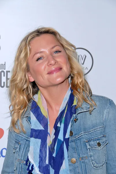 Jessica capshaw op de kunstenaars voor vrede en rechtvaardigheid "artists for haiti"-voordeel, bijhouden 16 galerij, santa monica, ca. 01-28-10 — Stockfoto